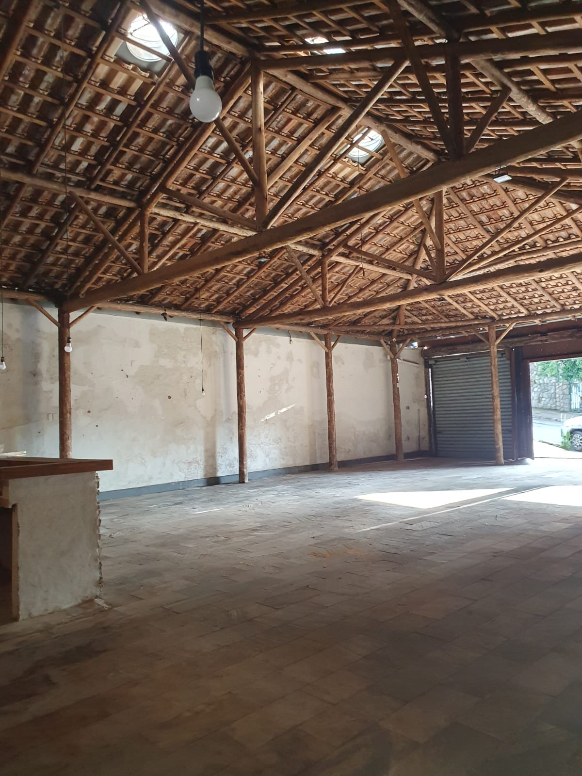 Salão amplo em estilo rústico, estruturado para restaurante, bar ou espaço de eventos — foto 2