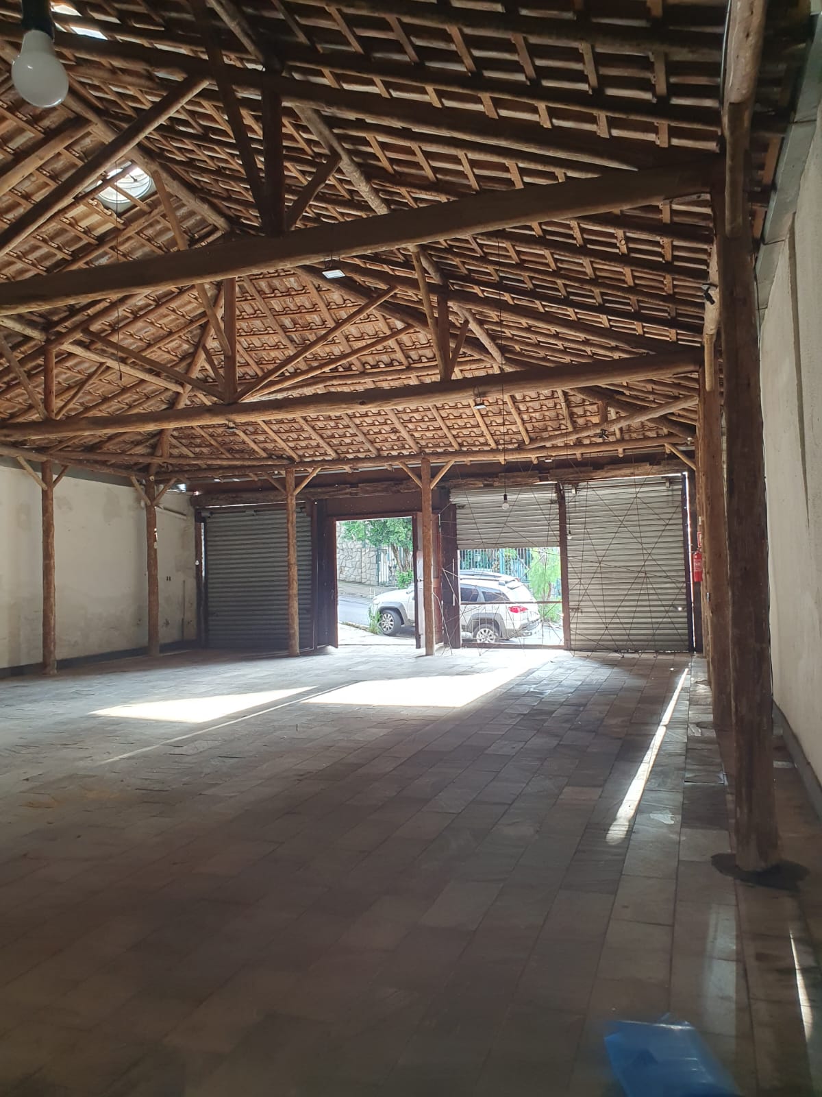 Salão amplo em estilo rústico, estruturado para restaurante, bar ou espaço de eventos — foto 3