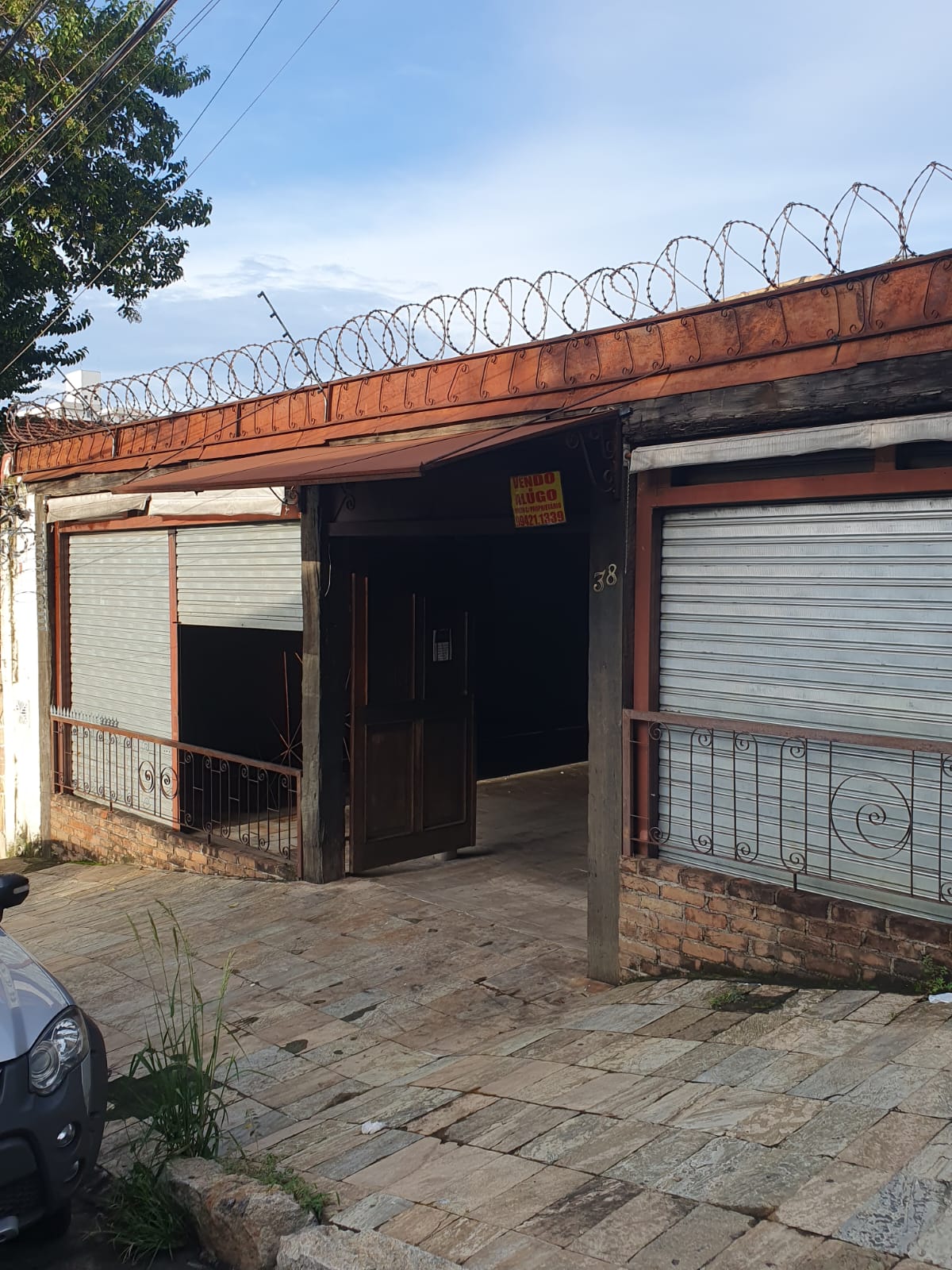 Salão amplo em estilo rústico, estruturado para restaurante, bar ou espaço de eventos — foto 4