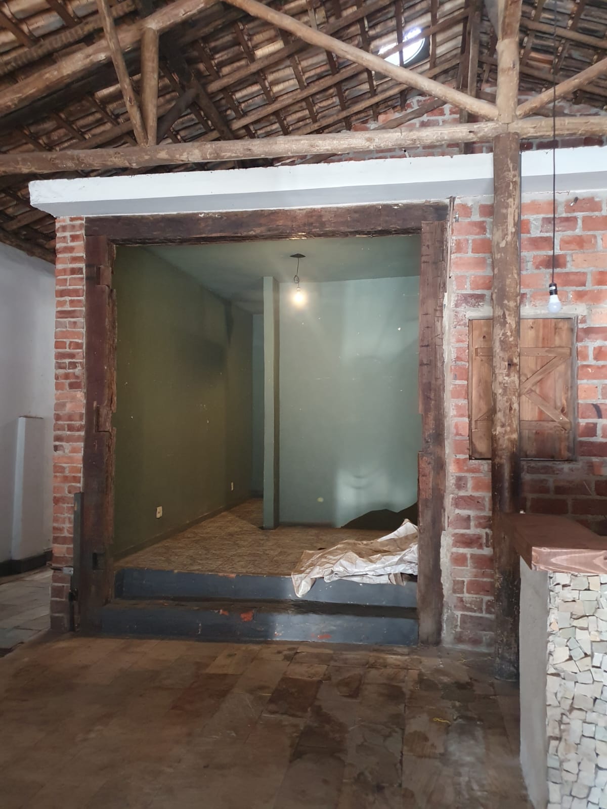 Salão amplo em estilo rústico, estruturado para restaurante, bar ou espaço de eventos — foto 5