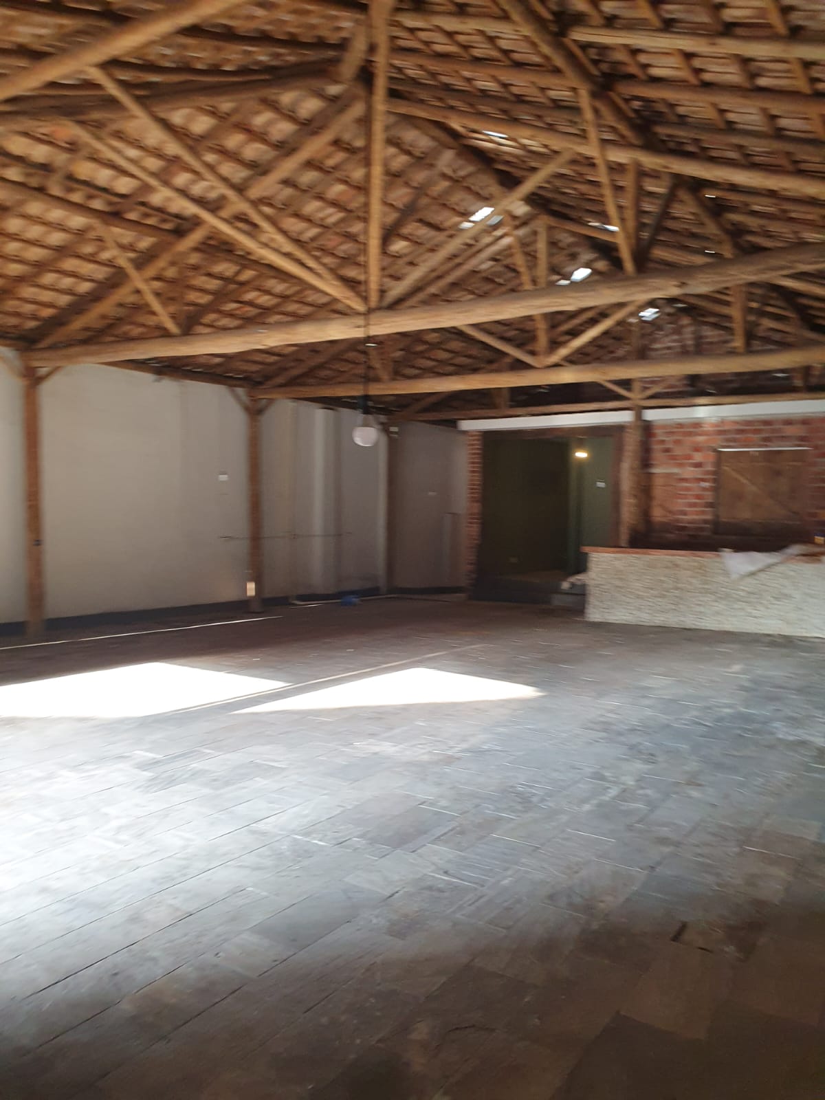 Salão amplo em estilo rústico, estruturado para restaurante, bar ou espaço de eventos — foto 6