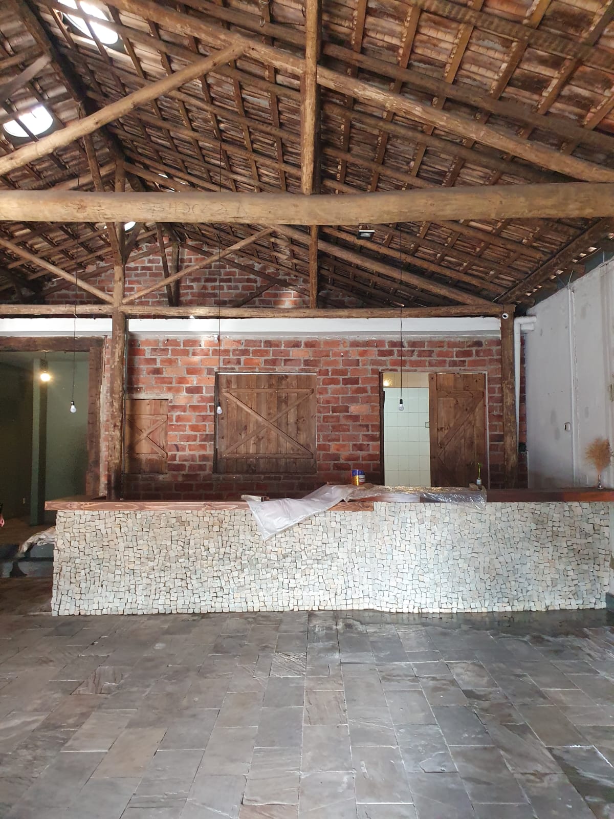 Salão amplo em estilo rústico, estruturado para restaurante, bar ou espaço de eventos — foto 7
