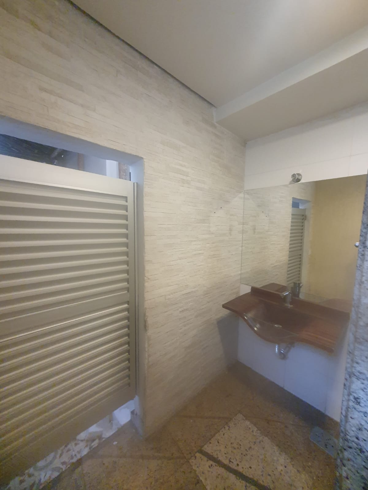Salão amplo em estilo rústico, estruturado para restaurante, bar ou espaço de eventos — foto 8