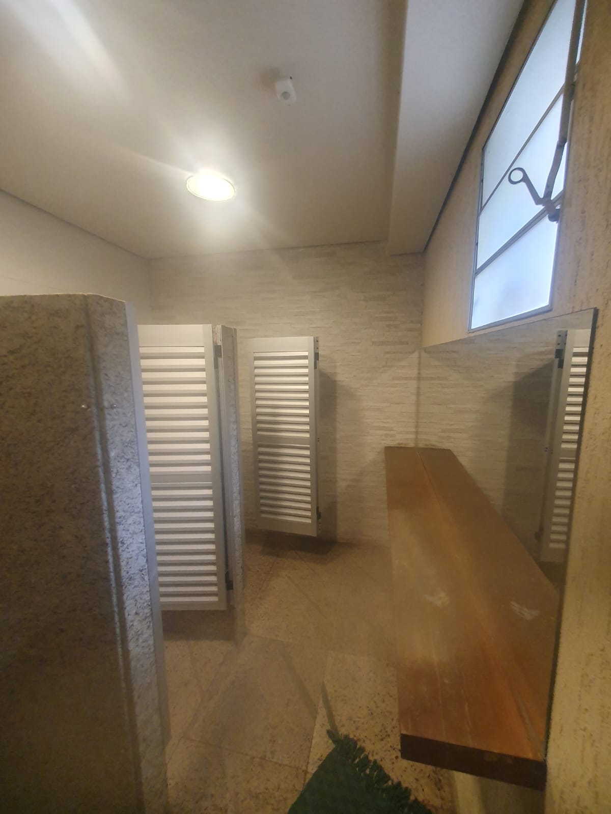 Salão amplo em estilo rústico, estruturado para restaurante, bar ou espaço de eventos — foto 9
