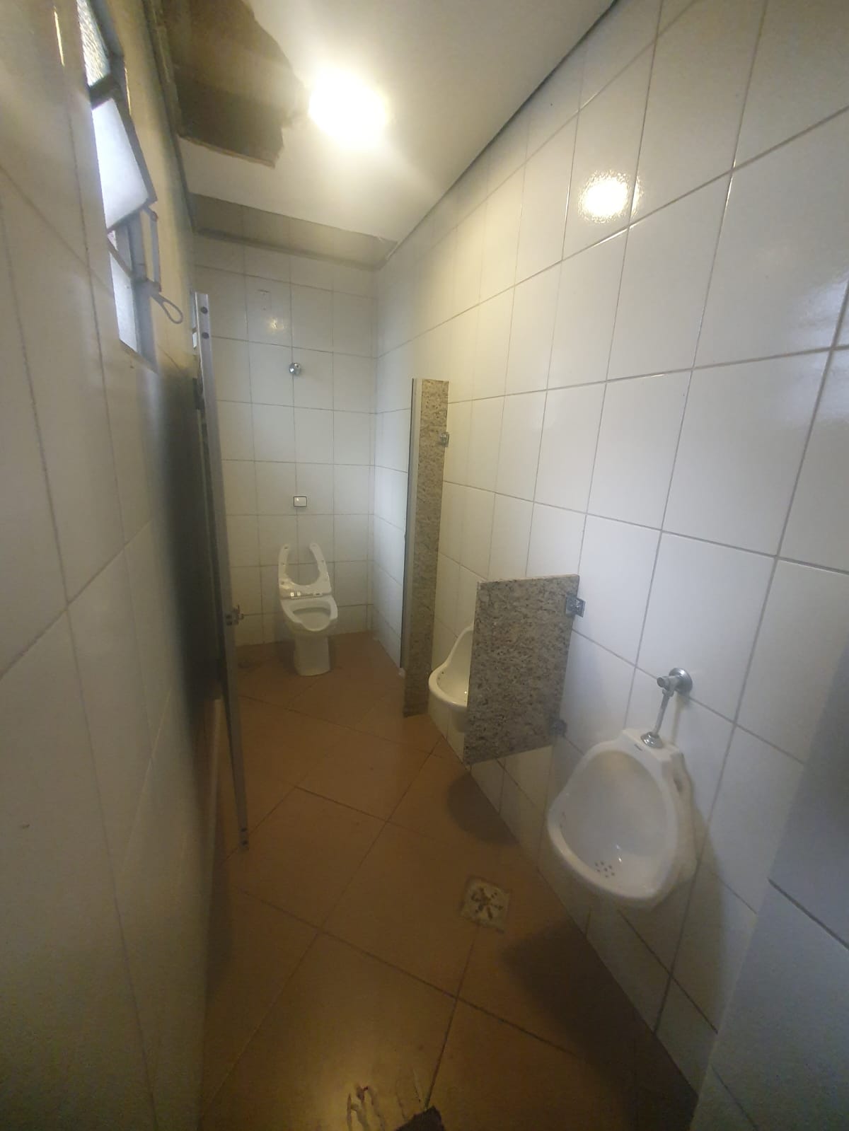 Salão amplo em estilo rústico, estruturado para restaurante, bar ou espaço de eventos — foto 10