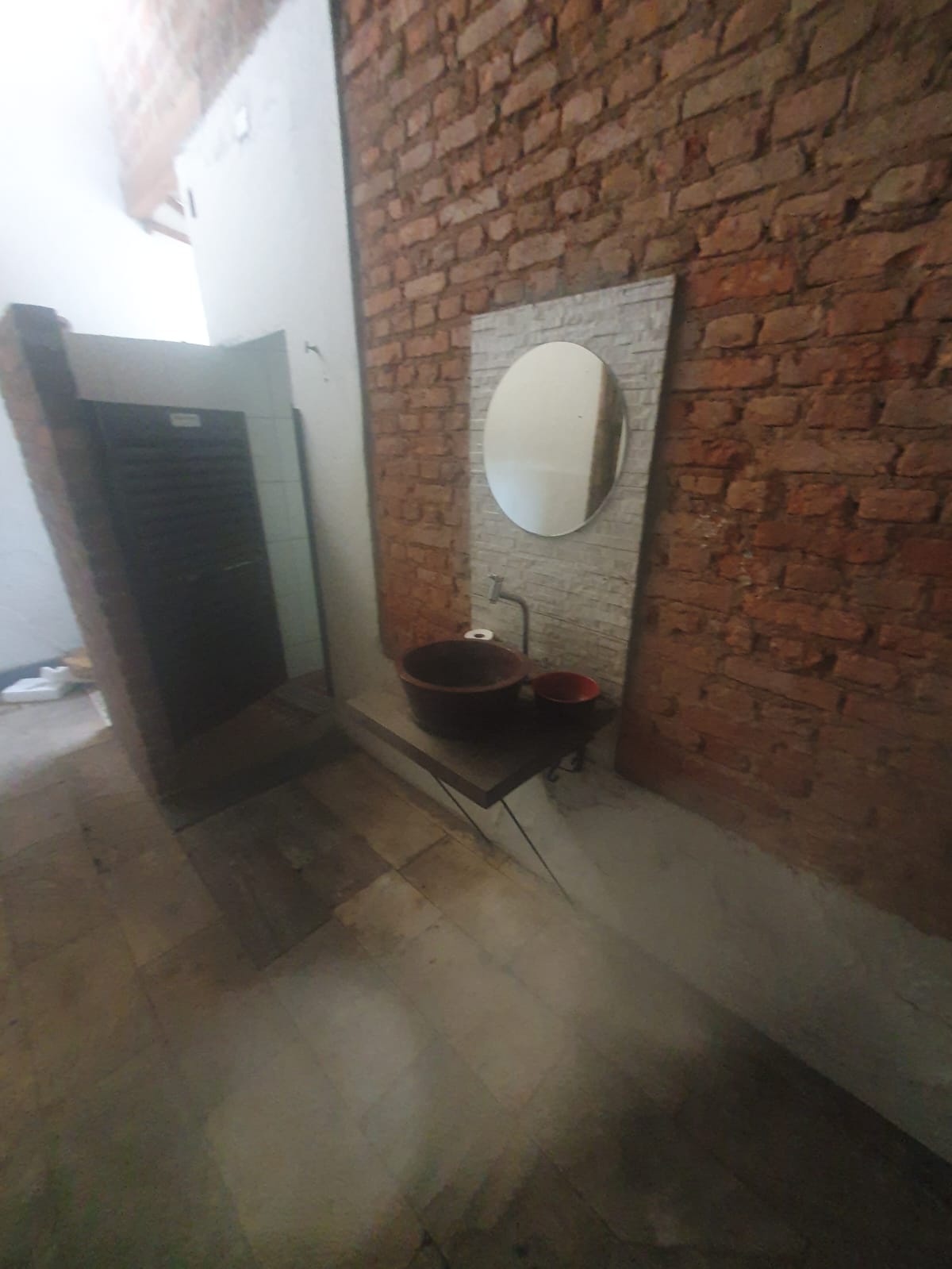Salão amplo em estilo rústico, estruturado para restaurante, bar ou espaço de eventos — foto 11