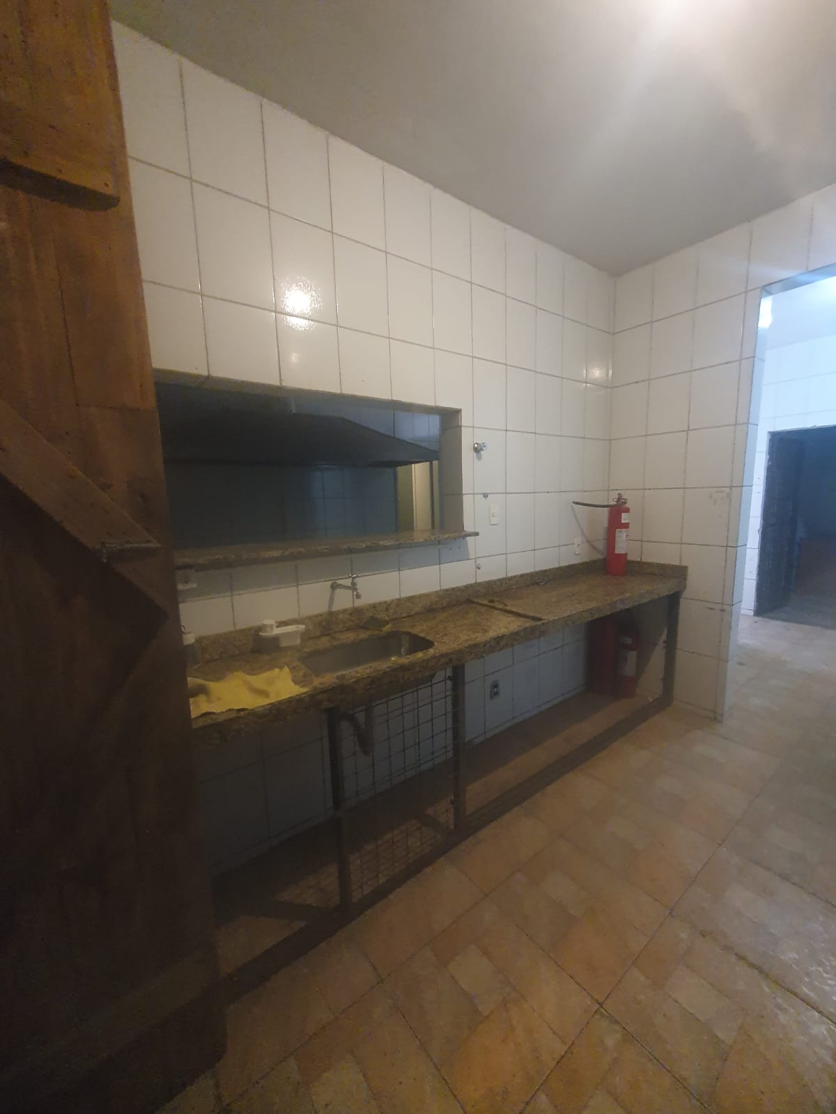 Salão amplo em estilo rústico, estruturado para restaurante, bar ou espaço de eventos — foto 12