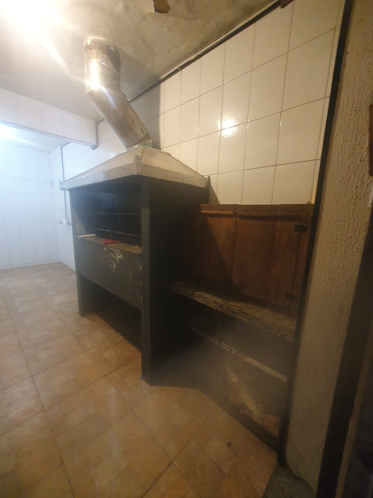 Salão amplo em estilo rústico, estruturado para restaurante, bar ou espaço de eventos — foto 13
