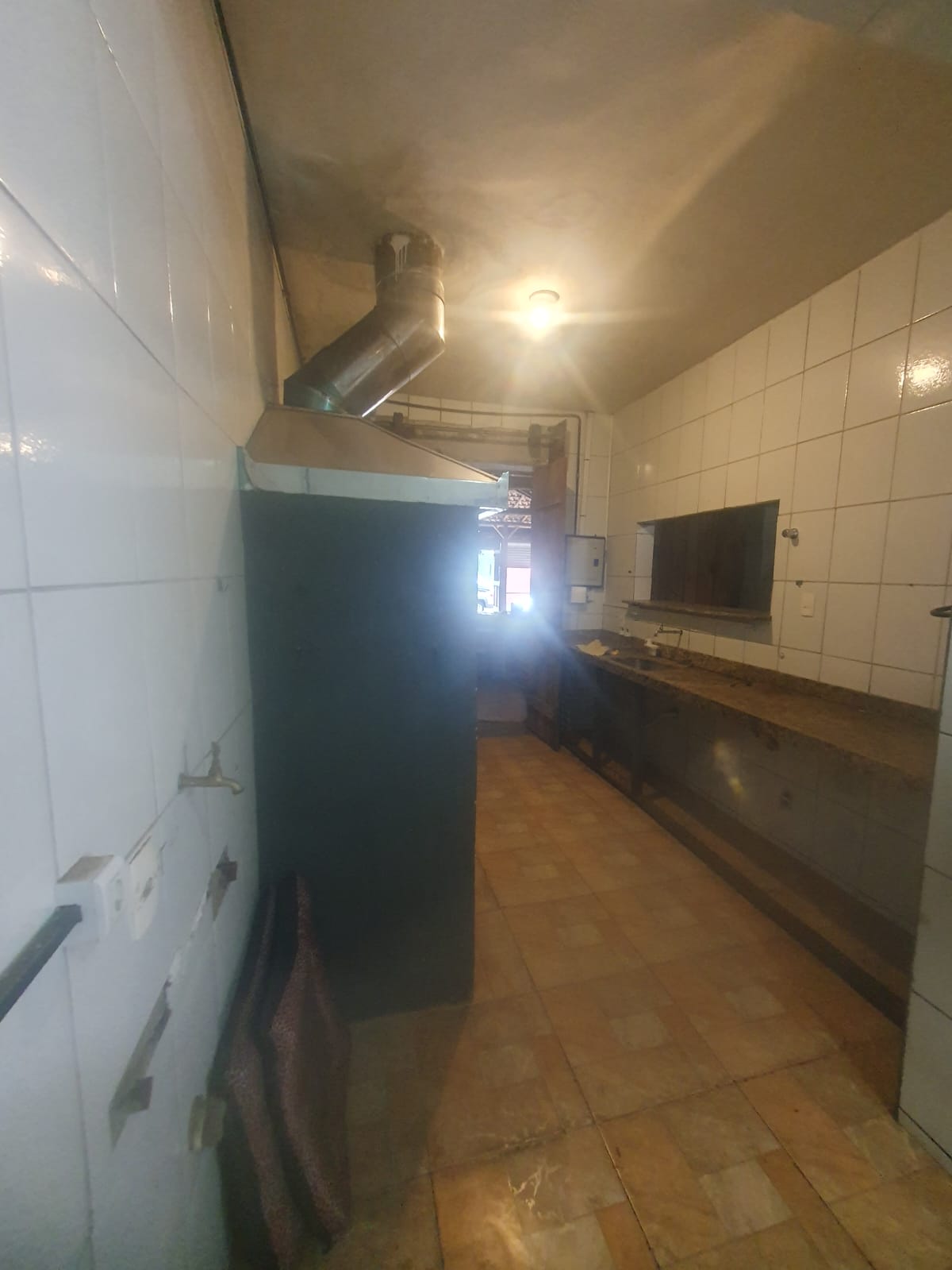 Salão amplo em estilo rústico, estruturado para restaurante, bar ou espaço de eventos — foto 15