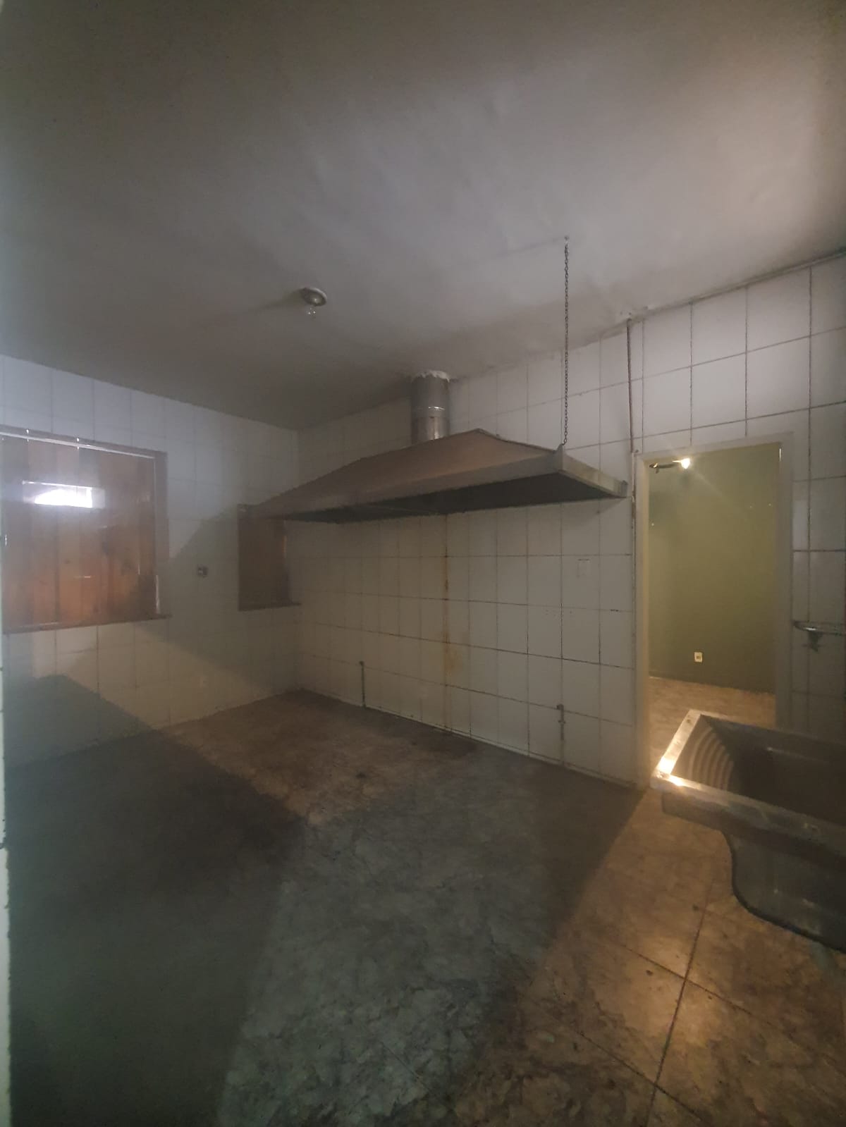 Salão amplo em estilo rústico, estruturado para restaurante, bar ou espaço de eventos — foto 16